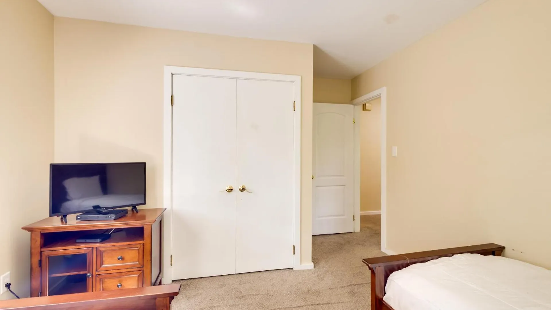 Lakefront Newport News Home, 6 Mi To City Center!