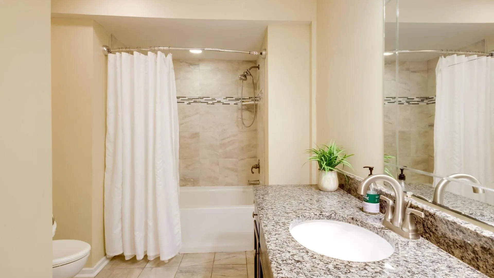 Сasa de vacaciones Lakefront Newport News Home, 6 Mi To City Center!