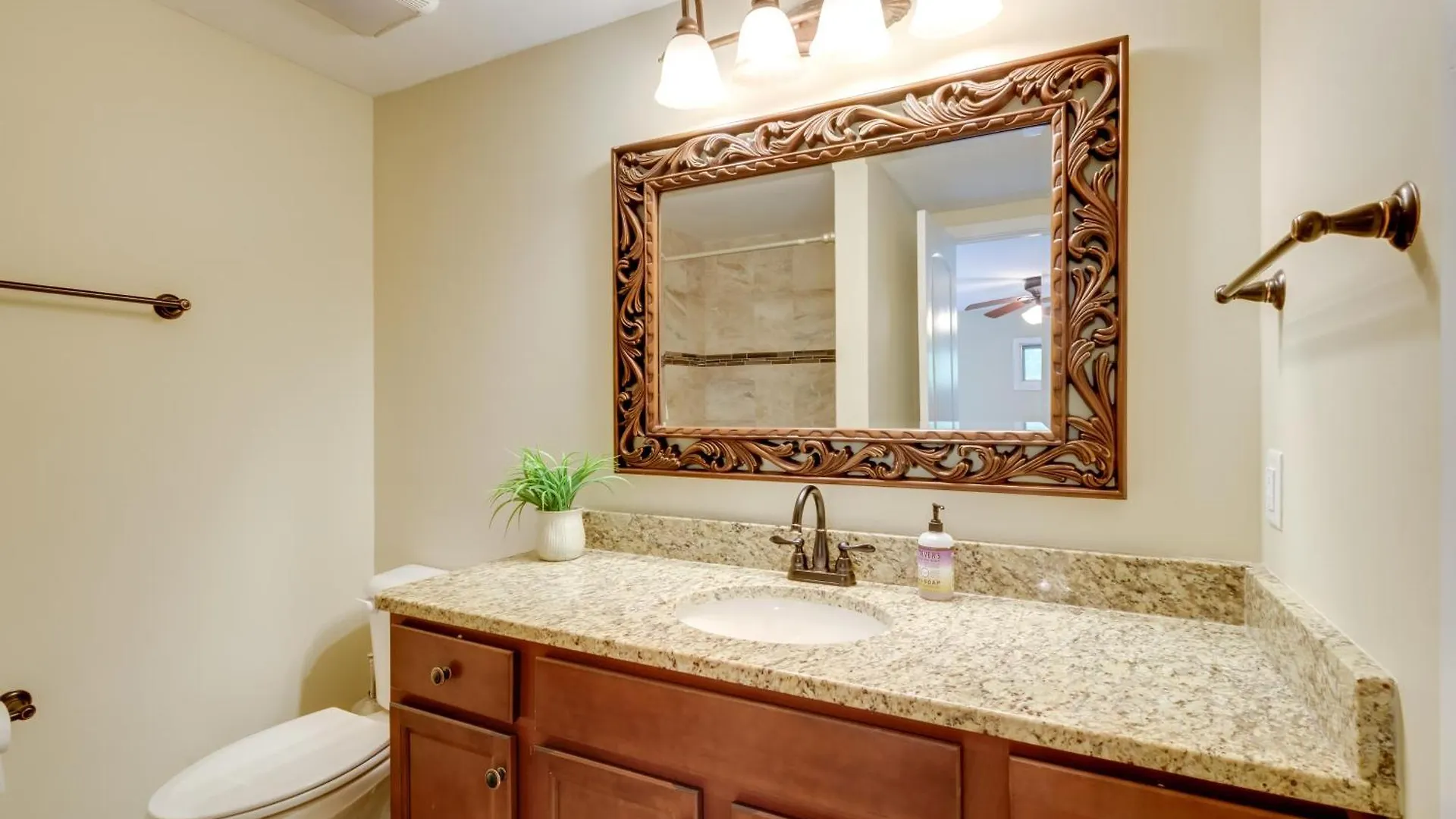 Сasa de vacaciones Lakefront Newport News Home, 6 Mi To City Center! Estados Unidos
