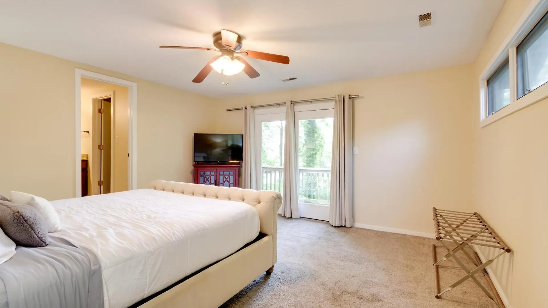 Lakefront Newport News Home, 6 Mi To City Center!