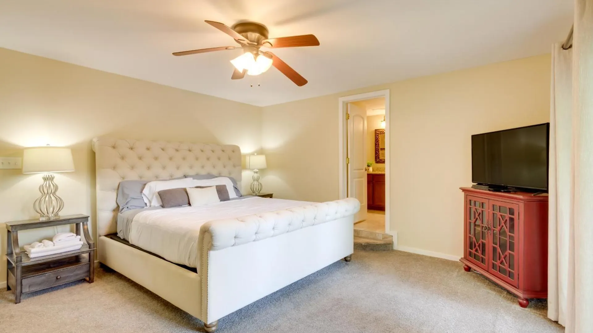 Сasa de vacaciones Lakefront Newport News Home, 6 Mi To City Center!