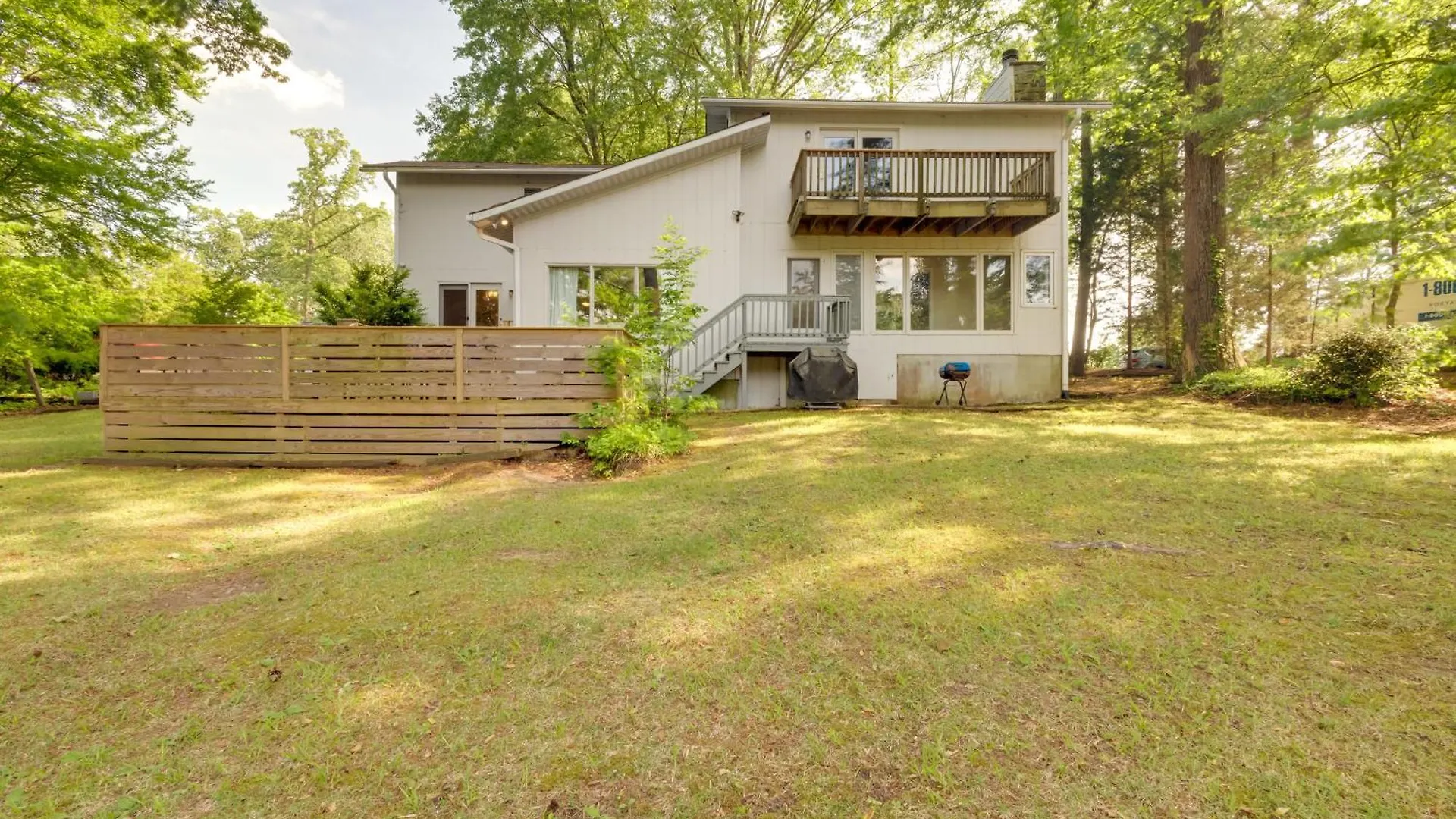 Сasa de vacaciones Lakefront Newport News Home, 6 Mi To City Center!