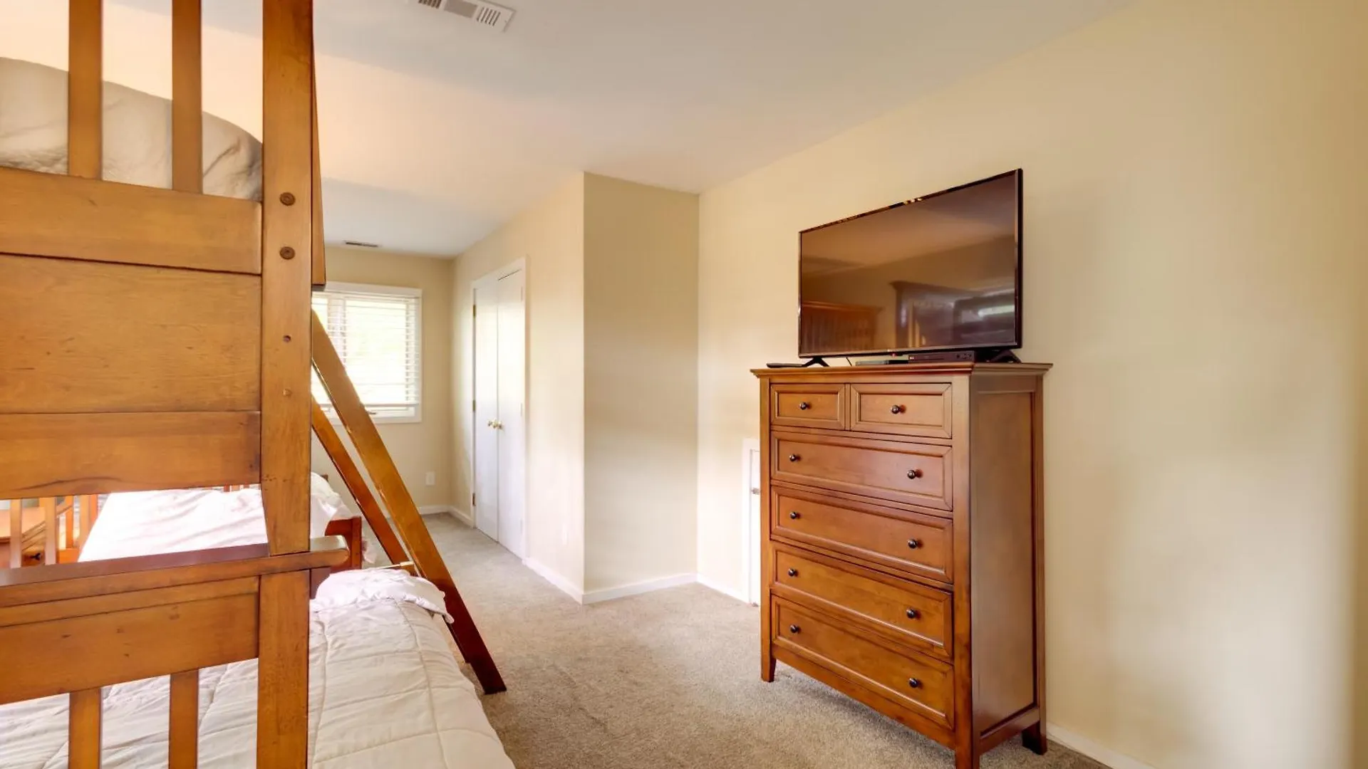 Lakefront Newport News Home, 6 Mi To City Center! 0*,  United States